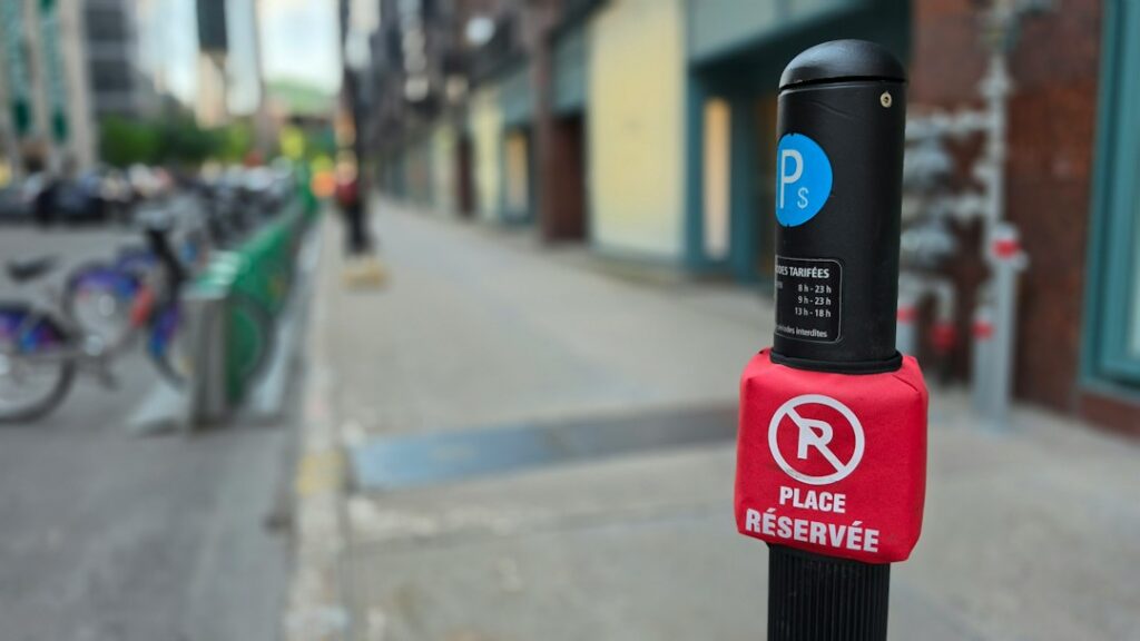 USA QR Code Parking Scam: How Fake Payment Codes Steal Money and Personal Information USA QR code parking scam awareness showing a parking meter and digital payment risk