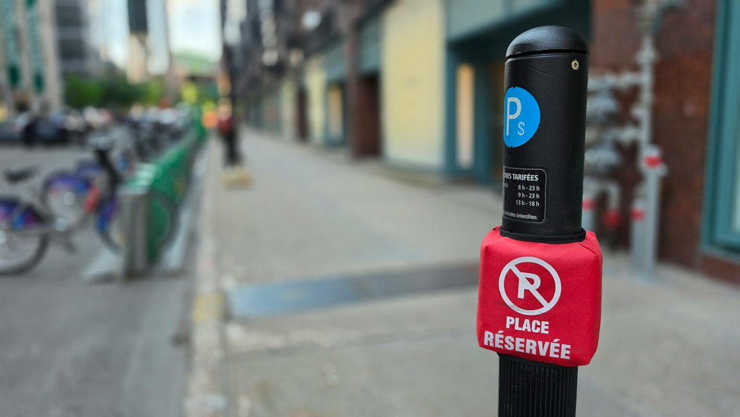 USA QR Code Parking Scam: How Fake Payment Codes Steal Money and Personal Information USA QR code parking scam awareness showing a parking meter and digital payment risk